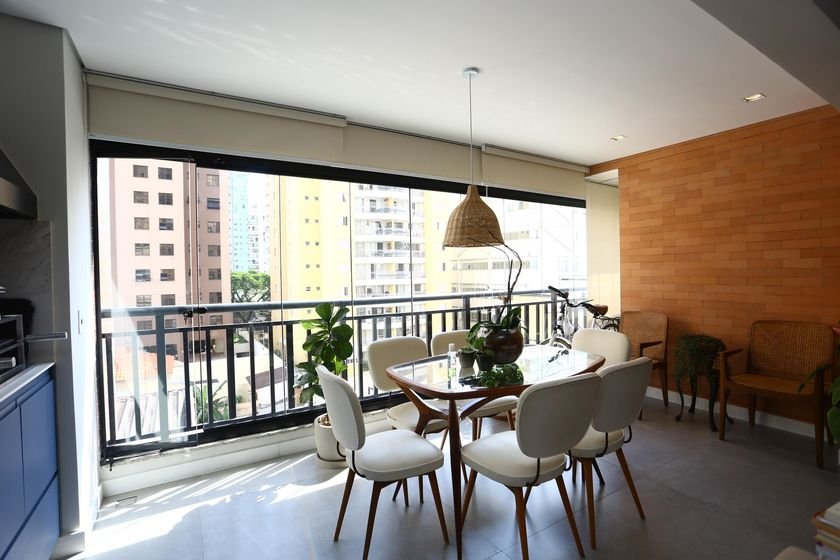 Apartamento com 2 suítes e varanda